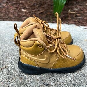 Nike Kids' Manoa Sneaker Boot 6C